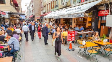 Istanbul, Türkiye - 02 Haziran 2017: turistik restoran dışına yeme insanlar.