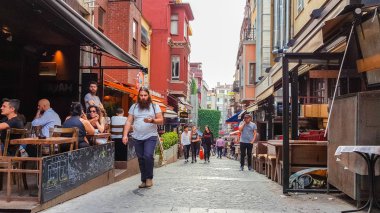 Istanbul, Türkiye - 02 Haziran 2017: Kadıköy dar bir sokakta yürüyen insanlar.