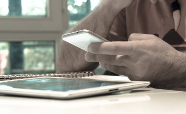 Mobil akıllı telefon kullanma office genç adam el yakın çekim