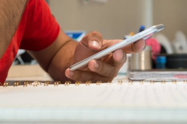 Genç adam el mobil akıllı telefon kullanma office yakın çekim