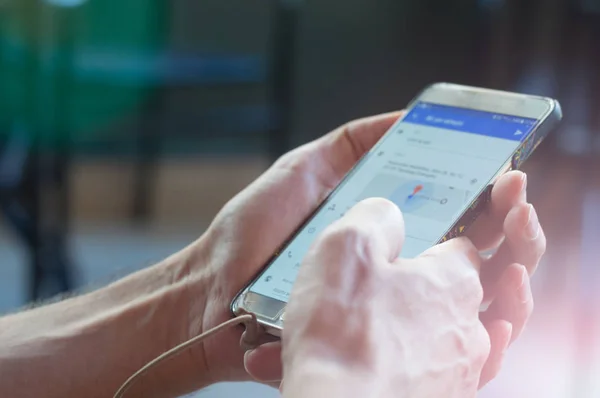 Close up of a young man hand searching map on mobile smarphone — стоковое фото