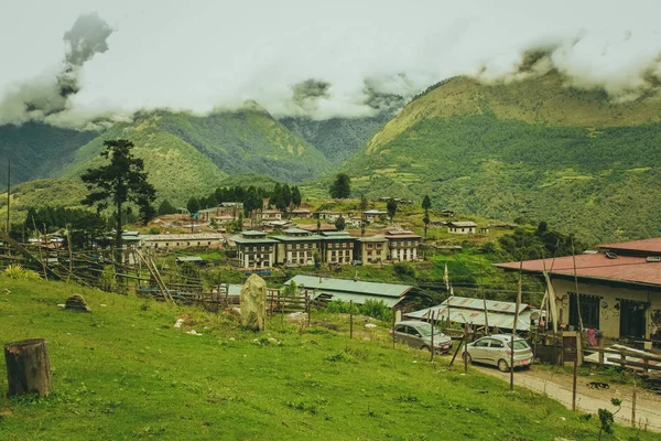 Geleneksel Bhutan mimarileri Punakha, Bhutan yakınlarındaki bir kasabada — Stok fotoğraf