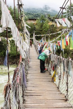 : Paro, Bhutan - 14 Eylül 2016: Demir köprü Tamchog Lhakhang Manastırı, nehir: Paro, Bhutan turist.