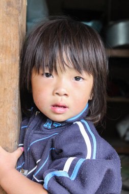 Bumthang, Bhutan - 14 Eylül 2016: tatlı küçük kız bir kapı Bumthang Vadisi, Bhutan, Asya'da bir köyde poz.