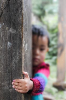 Bumthang, Bhutan - 14 Eylül 2016: bir köyde Bumthang Vadisi, Bhutan kapıyı tutan çocuk el. 