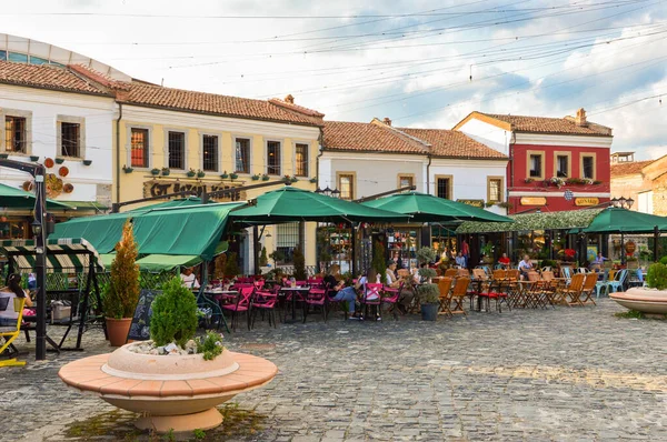 Arnavutluk 'un Korca kentindeki kafelerde yaz akşamının keyfini çıkaran insanlar