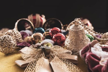 Çeşitli boyutlarda ve şekillerde renkli Noel süsleri koleksiyonu