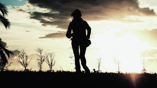Αργή κίνηση λεπτής σιλουέτας γυναίκας που τρέχει το ηλιοβασίλεμα σε πάρκο στην Κωνσταντινούπολη. — Αρχείο Βίντεο