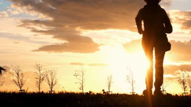イスタンブールの公園で日没時に太陽に向かって走る細い女性のシルエットのスローモーション. — ストック動画