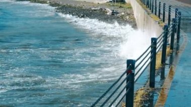 İstanbul 'da gündüz vakti deniz kenarına ağır çekimde dev dalgalar çarpıyor