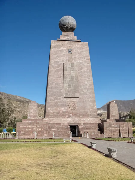 Le Milieu du Monde Monument (La Mitad del Mundo ) — Photo