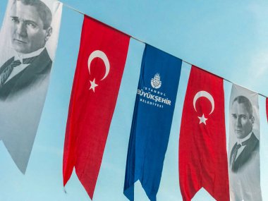 Mavi gökyüzünde Mustafa Kemal Atatürk ve Türk bayrakları 