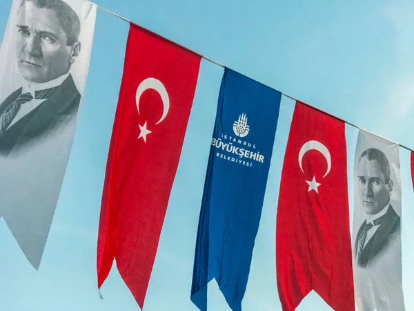 Porträtt av Mustafa Kemal Ataturk och turkiska flaggor på blå himmel — Stockfoto