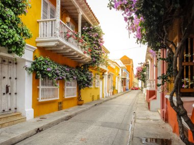 Bogota 'nın sömürgeci eski kasabasındaki Colorfol binalarının sokağı.