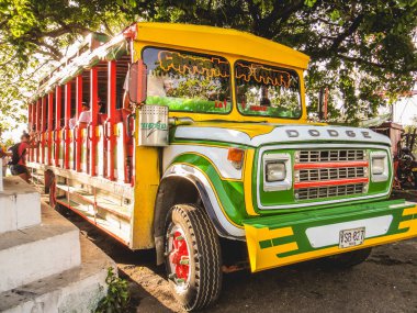Geleneksel renkli klasik Dodge Chiva otobüsü, turizmin kırsal bölgelerinde kullanılan tipik ulaşım biçimi