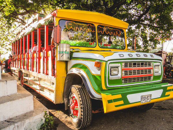 Классический автобус Dodge Chiva традиционной окраски, типичный вид транспорта, используемый в сельской местности в туризме
