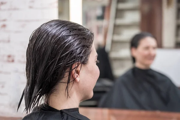 Брюнетка в парикмахерской ждет стрижку — стоковое фото