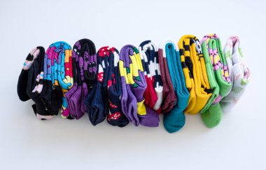 Beyaz arka planda renkli uniseks çorapları