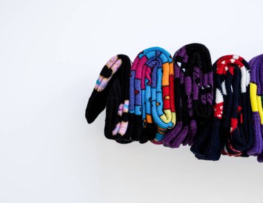 Beyaz arka planda renkli uniseks çorapları