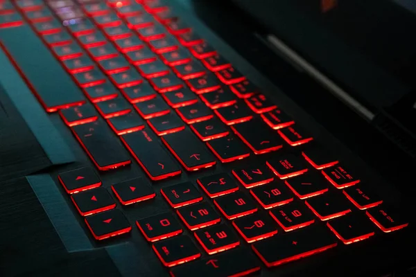 Modern Bir Dizüstü Bilgisayarın Klavye Tuşlarına Yakın Çekim Kırmızı Tonlarda — Stok fotoğraf