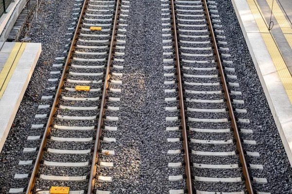 Järnvägsspår Med Betongsliprar Detaljerad Bild Ett Järnvägsspår Med Grusdumpning Parallella — Stockfoto