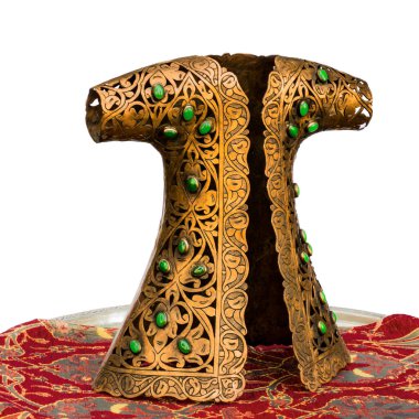 El yapımı bakır kaftan ya da kaftan, bornoz ya da tuniğin bir çeşidi. Bazı kültürlerde, kaftan kraliyetin sembolü olmuştur..