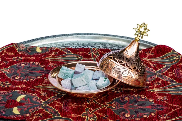 传统的色彩艳丽的土耳其美食以手工制作的铜盘和托盘供应 来自土耳其的纪念品 — 图库照片