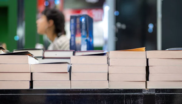 Kitap yığını, iş ve eğitim geçmişi için kitap fuarında sergileniyor. Eğitim öğrenme kavramı.