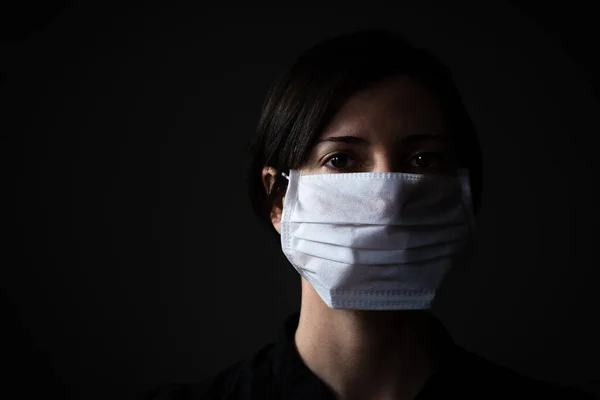 为防止感染而戴卫生面具的成年妇女 气载呼吸道疾病如流感 2019 Ncov在黑暗背景下 保健概念 — 图库照片