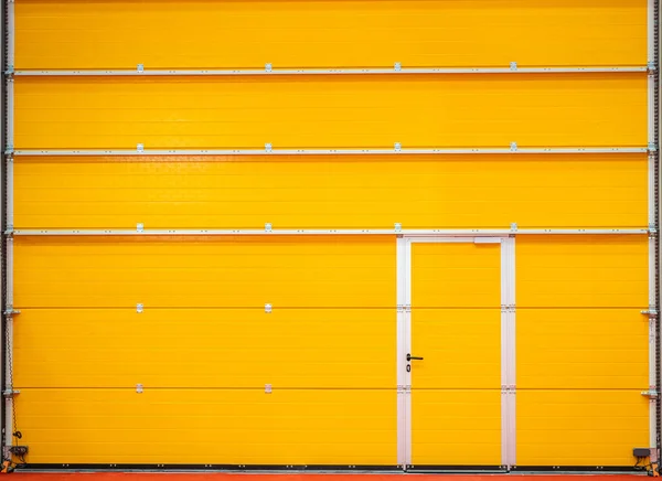 Sarı Kapalı Sarmal Kapı Bir Hangarın Kapağı Sarı Çelik Yatay — Stok fotoğraf