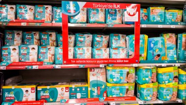 Eskisehir, Türkiye - 09 Ocak 2020: Eskisehir, Türkiye 'de bir süpermarkette bebek bezi bölümü