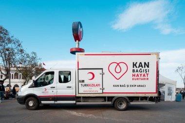 İstanbul, Türkiye - 30 Kasım 2019: Kadıköy metro istasyonu totemi yakınına park edilmiş Türk Kızılayı (Kizilay) kan bağışı ekibi aracı.
