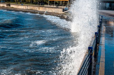 İstanbul 'da gündüz vakti fırtınada güçlü dalgalar denize vuruyor.