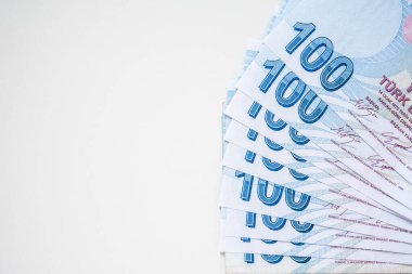 Beyaz arka planda izole edilmiş 100 liralık banknotlar. Para büyümesi ve mevduat biriktirme kavramı.