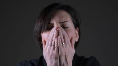 Beyaz bir kadının portresi acı verici bir şekilde öksürüyor, koronavirüs belirtileri.