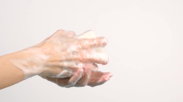Кавказька жінка миє руки з бульбашковим милом ізольованим на білому фоні — стокове відео