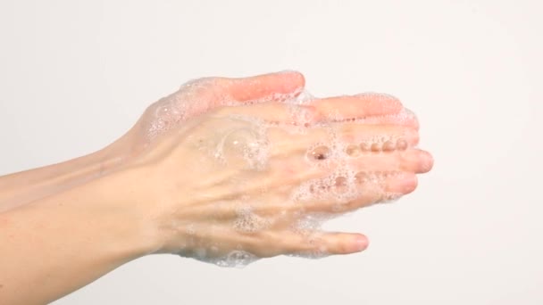 白人妇女在白色背景下独立洗手 — 图库视频影像