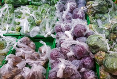 Süpermarket raflarında Coronavirus yayılmasını önlemek için plastik torbalarda sebzeler satılıyor. Salgın sırasında tedbirlerin korunması ve önlenmesi.