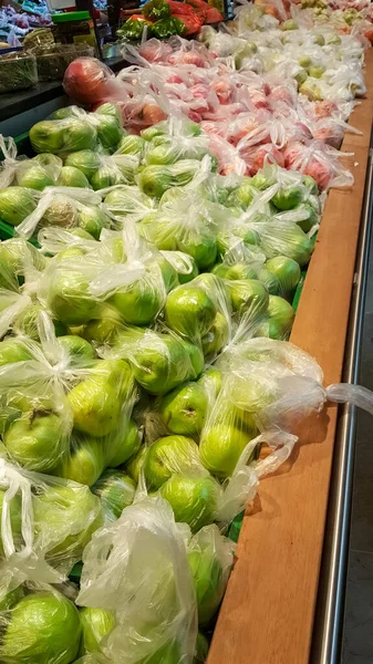 Gemüse Das Plastiktüten Verkauft Wird Die Ausbreitung Des Coronavirus Auf — Stockfoto