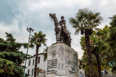 Bursa, Türkiye - 14 Ağustos 2019: Bursa, Türkiye 'deki Osmanlı İmparatorluğu' nun ardılı, çağdaş Türkiye Cumhuriyeti 'nin kurucusu Mustafa Kemal Atatürk' ün bronz anıtı.