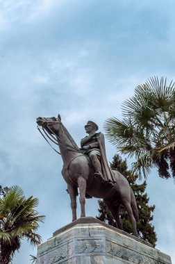 Gökyüzünde, Türkiye Cumhuriyeti 'nin kurucusu Mustafa Kemal Atatürk' ün bronz anıtı.