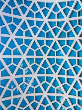 Kapalı bir pazarda altıgen desenli mavi kubbe tavanı, çelik ve camdan ızgara yapıları. Geometrik arkaplan.