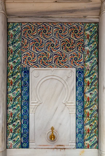 一个古老的土耳其奥斯曼风格水龙头与彩色传统瓷砖与传统花卉图案 历史性的墙壁上的水龙头 — 图库照片