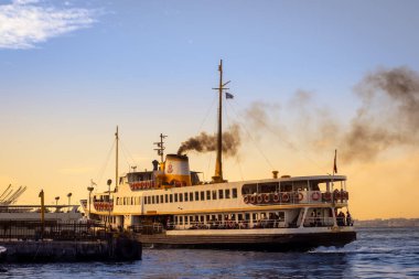 İstanbul, Türkiye - 30 Kasım 2019: Kadıköy 'deki feribot yolcuları. İstanbul 'da her gün yaklaşık 150 bin yolcu, iki farklı kıtaya kolayca ulaşabilmek için feribot kullanıyor..