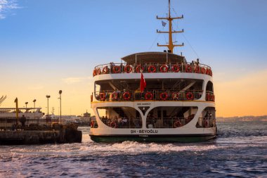 İstanbul, Türkiye - 30 Kasım 2019: Kadıköy 'deki feribot yolcuları. İstanbul 'da her gün yaklaşık 150 bin yolcu, iki farklı kıtaya kolayca ulaşabilmek için feribot kullanıyor..