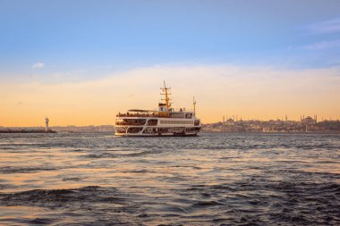 İstanbul, Türkiye - 30 Kasım 2019: Kadıköy 'deki feribot yolcuları. İstanbul 'da her gün yaklaşık 150 bin yolcu, iki farklı kıtaya kolayca ulaşabilmek için feribot kullanıyor..