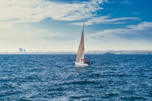 Stanbul Türkiye Gökyüzü Arkaplanı Üzerinde Denizde Yelkenli Lüks Yaz Macerası — Stok fotoğraf
