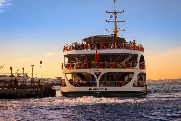Istanbul Turkiet November 2019 Passagerare Färjan Kadikoy Varje Dag Använder — Stockfoto