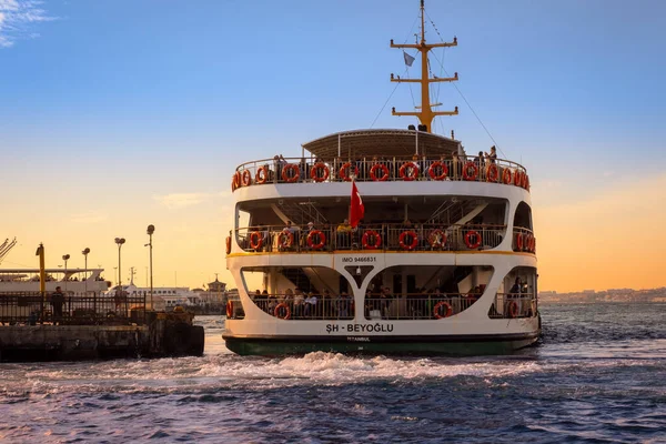 Stanbul Türkiye Kasım 2019 Kadıköy Deki Feribot Yolcuları Stanbul Her — Stok fotoğraf