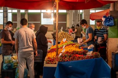 Eskisehir, Türkiye - 21 Mayıs 2020: Türkiye 'nin Eskişehir kentindeki Corona günlerinde geleneksel Türk market pazarında tıbbi maskeli kişiler.